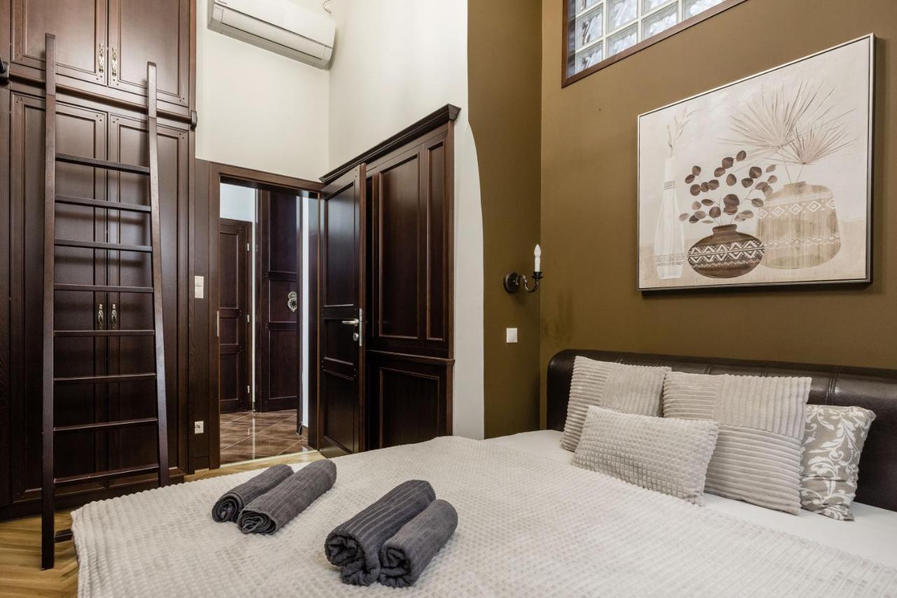Luxe, Historic Home Near Downtown Landmarks 19Th Century Budapest Esterno foto