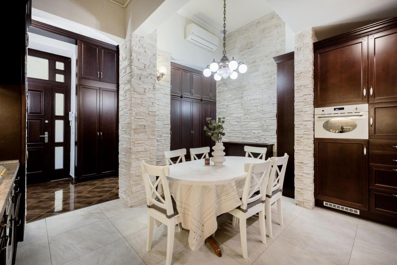 Luxe, Historic Home Near Downtown Landmarks 19Th Century Budapest Esterno foto